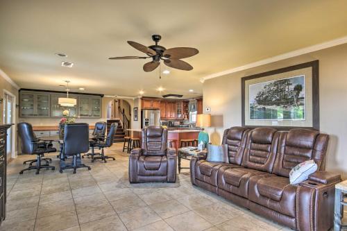 Lakefront Oasis With Hot Tub And Outdoor Kitchen!