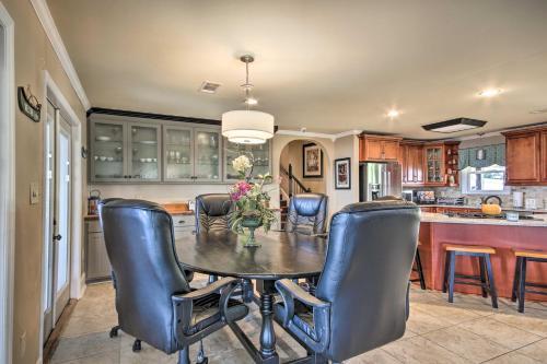 Lakefront Oasis With Hot Tub And Outdoor Kitchen!