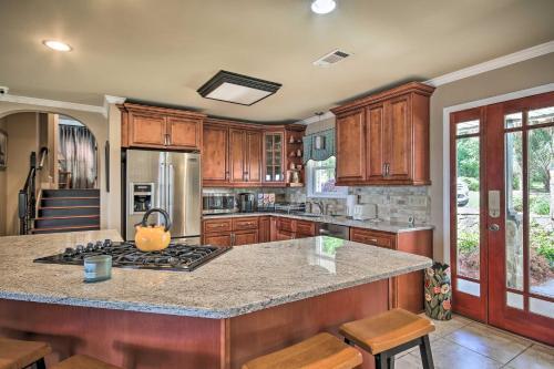 Lakefront Oasis With Hot Tub And Outdoor Kitchen!