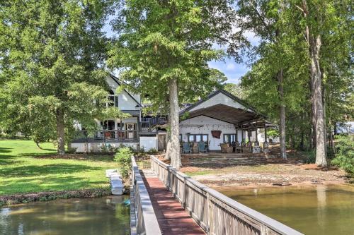 Lakefront Oasis With Hot Tub And Outdoor Kitchen!