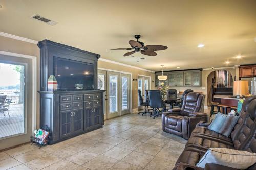Lakefront Oasis With Hot Tub And Outdoor Kitchen!
