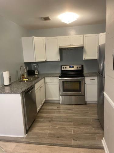 Sleeps 10!**10min Dt Chas/5min Airport!