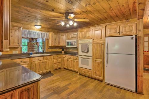 Pickens Cabin With Spacious Kitchen And Dining Area!