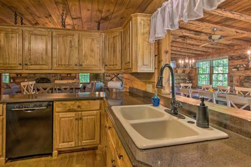 Pickens Cabin With Spacious Kitchen And Dining Area!