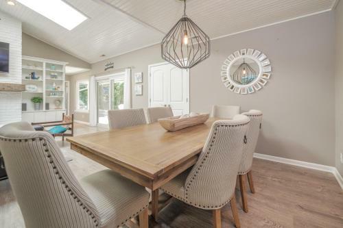 Mooring Buoy 187, 4 Bedrooms, Deck, Lagoon, Sleeps 10