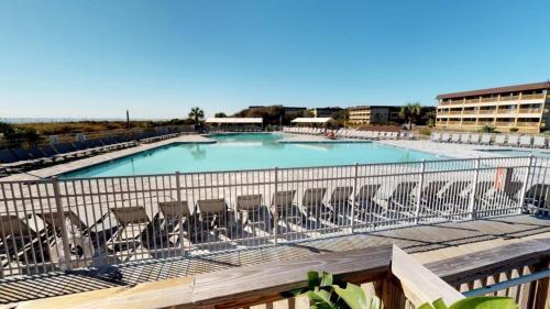 C Watch - Folly Field Villa With Oceanfront Pool