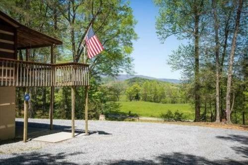 Laurelwood Manor - 3 Bedrooms, 3 Baths, Sleeps 6 Home