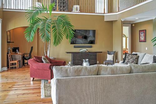 Spacious Lakefront Retreat With Fishing Dock And Deck!