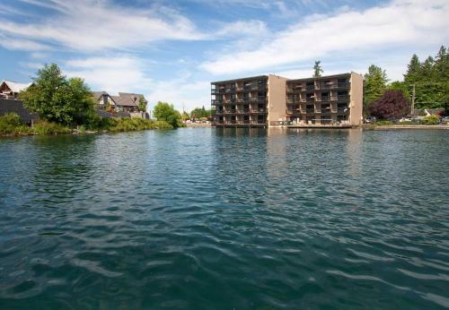 Hotel Lakeshore Inn