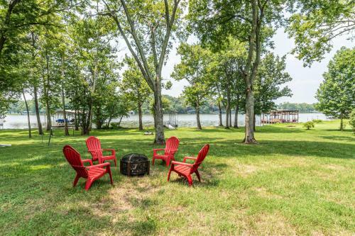 Lakefront Home Firepit & Deck