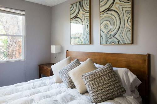 Cozy Mid-century Cottage King Bed 3bed 1bath