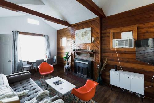 Cozy Mid-century Cottage King Bed 3bed 1bath