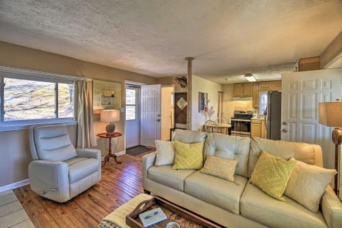 Sun-soaked Kingsport Home With Deck And Lake View