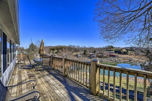 Sun-soaked Kingsport Home With Deck And Lake View