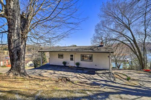 Sun-soaked Kingsport Home With Deck And Lake View