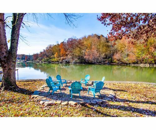 Classic Lake House Lakefront With Fire Pit And Dock