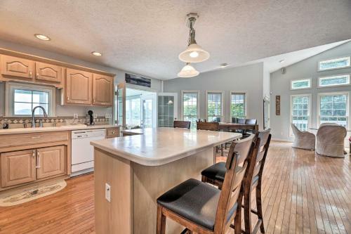 Serene Smithville Home With 2 Decks And Lake View