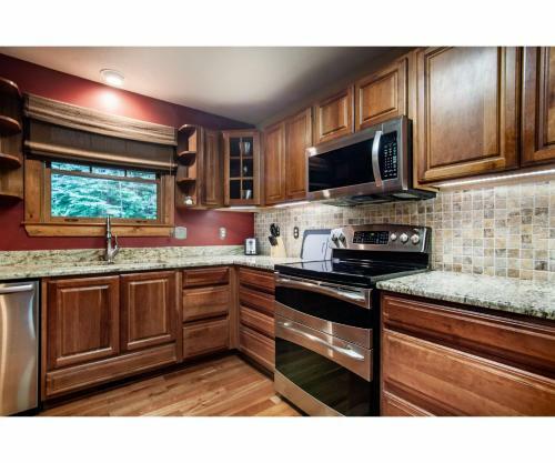 Lillypad Landing With Hot Tub, Pool Table, And Fireplace