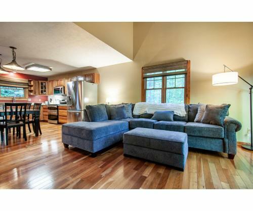 Lillypad Landing With Hot Tub, Pool Table, And Fireplace