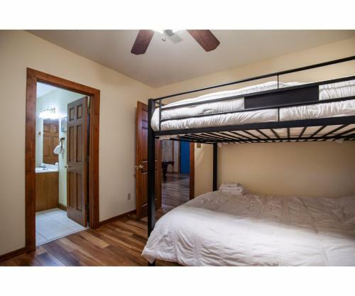 Lillypad Landing With Hot Tub, Pool Table, And Fireplace