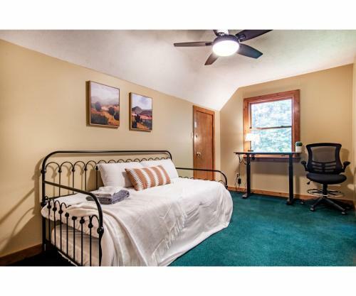 Lillypad Landing With Hot Tub, Pool Table, And Fireplace
