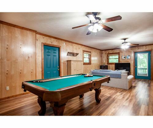 Lillypad Landing With Hot Tub, Pool Table, And Fireplace