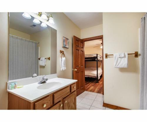 Lillypad Landing With Hot Tub, Pool Table, And Fireplace