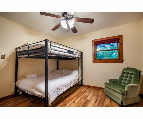 Lillypad Landing With Hot Tub, Pool Table, And Fireplace