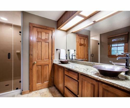 Lillypad Landing With Hot Tub, Pool Table, And Fireplace