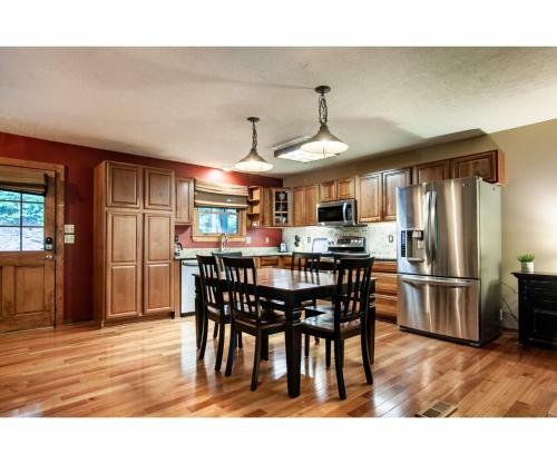 Lillypad Landing With Hot Tub, Pool Table, And Fireplace