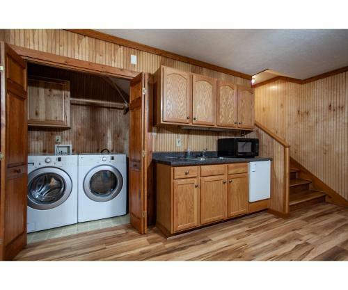 Lillypad Landing With Hot Tub, Pool Table, And Fireplace