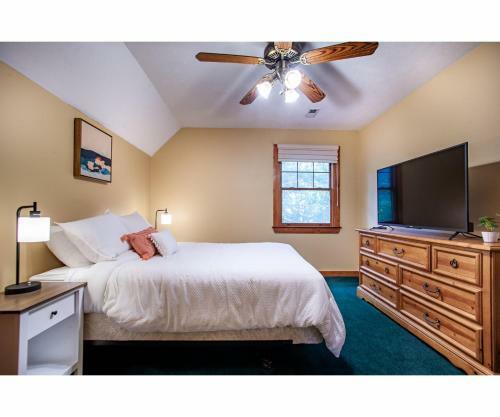 Lillypad Landing With Hot Tub, Pool Table, And Fireplace