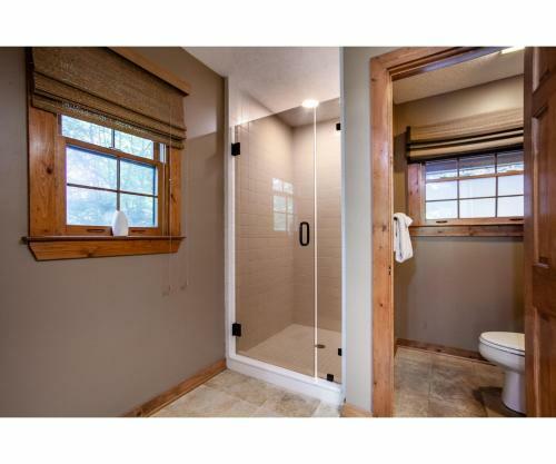 Lillypad Landing With Hot Tub, Pool Table, And Fireplace