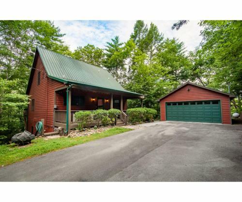Lillypad Landing With Hot Tub, Pool Table, And Fireplace