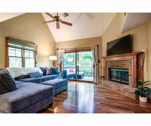 Lillypad Landing With Hot Tub, Pool Table, And Fireplace