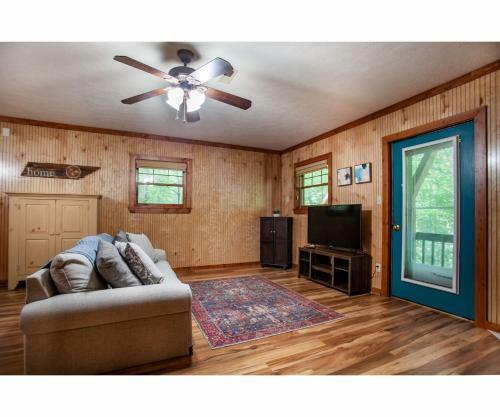 Lillypad Landing With Hot Tub, Pool Table, And Fireplace