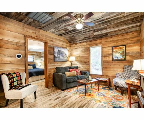 Beary Relaxing Cabin - Romantic With Outdoor Patio