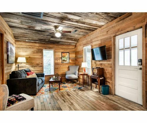 Beary Relaxing Cabin - Romantic With Outdoor Patio
