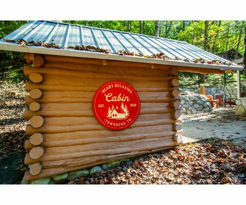 Beary Relaxing Cabin - Romantic With Outdoor Patio