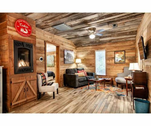 Beary Relaxing Cabin - Romantic With Outdoor Patio