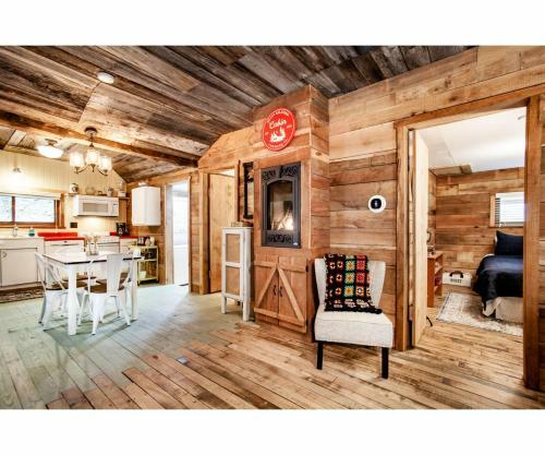 Beary Relaxing Cabin - Romantic With Outdoor Patio
