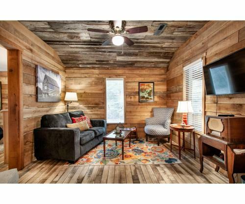 Beary Relaxing Cabin - Romantic With Outdoor Patio