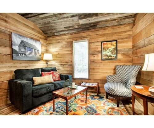 Beary Relaxing Cabin - Romantic With Outdoor Patio