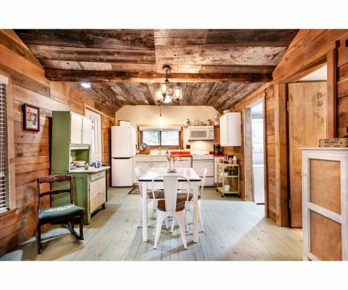 Beary Relaxing Cabin - Romantic With Outdoor Patio