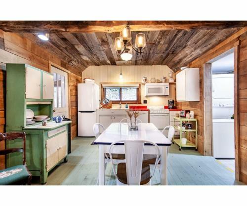 Beary Relaxing Cabin - Romantic With Outdoor Patio