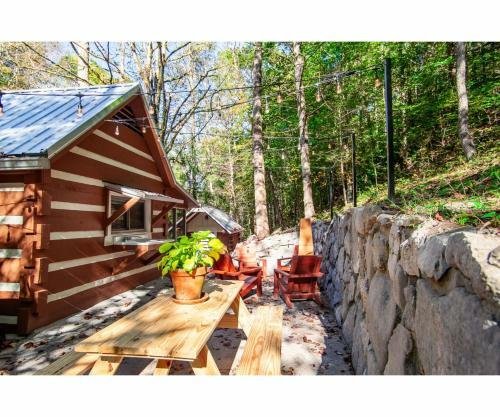 Beary Relaxing Cabin - Romantic With Outdoor Patio