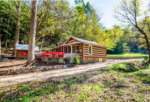 Beary Relaxing Cabin - Romantic With Outdoor Patio