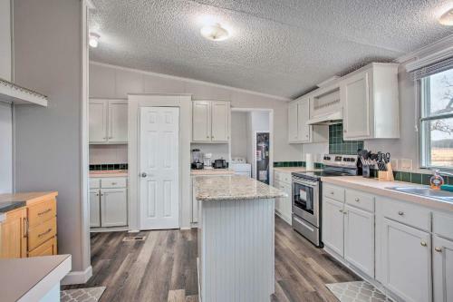 Cozy And Quiet Aubrey Getaway With Pasture Views!