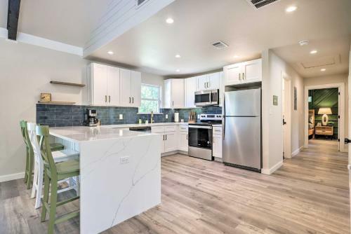 Modern And Colorful Buda Home Near Dtwn Austin!