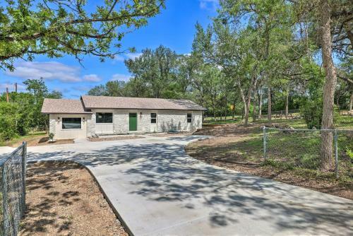 Modern And Colorful Buda Home Near Dtwn Austin!